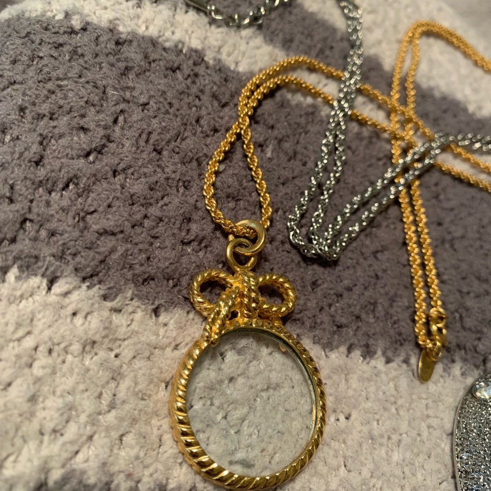 2 Magnifier necklaces JoanRivers retired gold tone, silver tone new & unmarked - Picture 2 of 8